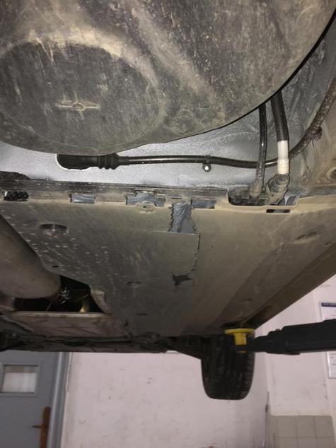 汽车车底塑料护板破损的应对与处理指南